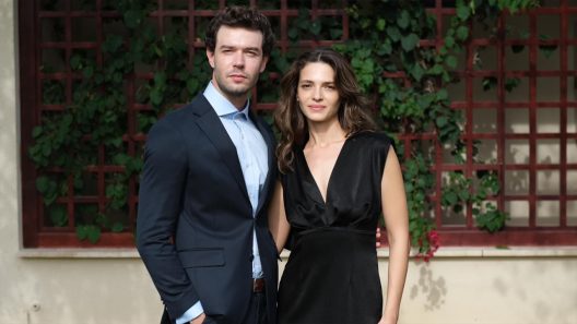 مسلسل القفص الذهبي الحلقة 1 مترجم